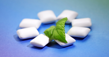 嚼口香糖不止护牙：研究揭示其在提升运动表现、辅助医疗及术后康复中的潜力